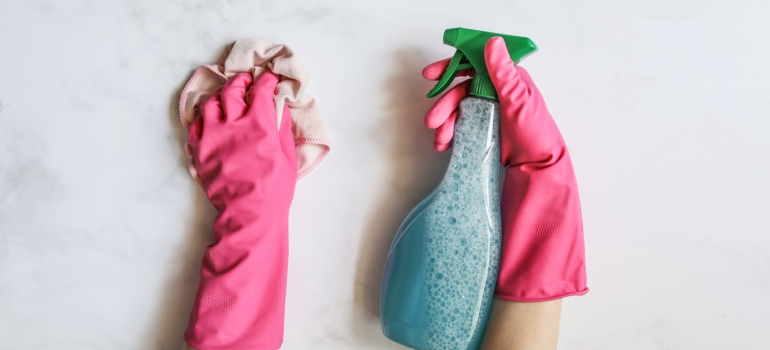 Ručna dezinfekcija površina pomoću bočice sa raspršivačem i krpe