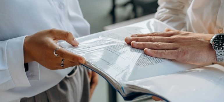 Osoba drži plan čišćenja i dezinfekcije u ruci.